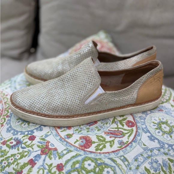UGG Adley Perf Slip-On - size 8 - Picture 2 of 10